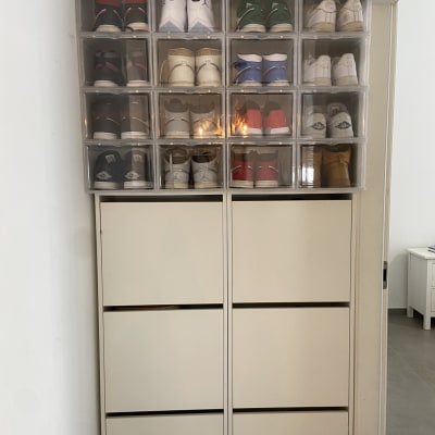 ארון נעליים מאורגן עם קופסאות שקופות