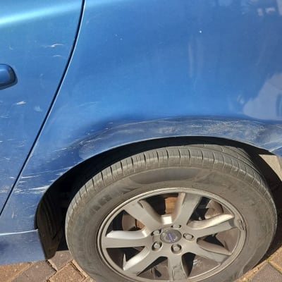 נזק לפגוש אחורי של רכב כחול עם שריטות