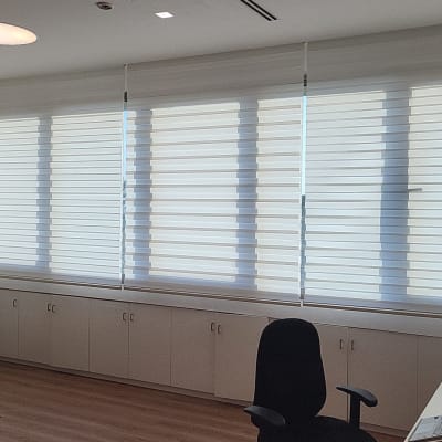 משרד עם תריסים סגורים ושולחנות עבודה ריקים