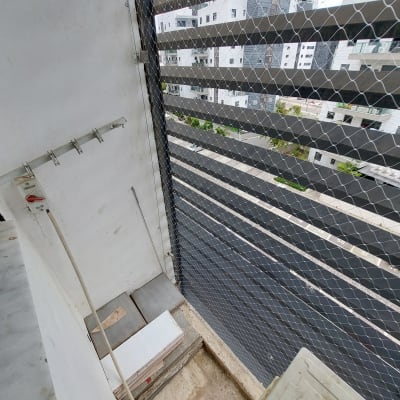 רשת מתכת מותקנת למניעת כניסת יונים למרפסת