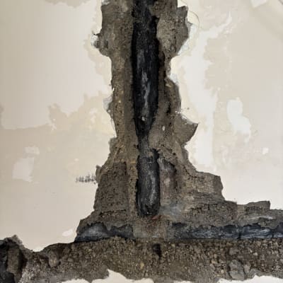 צינור חשוף בקיר עם טיח מתקלף