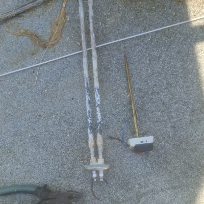 כלים וחוטים על רצפה, קשור לחשמלאי