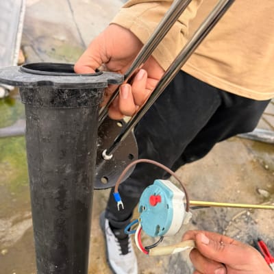 עבודה עם רכיבים של דוד שמש על גג