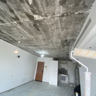 חדר עם תקרה חשופה, רולר צביעה ויריעות פלסטיק