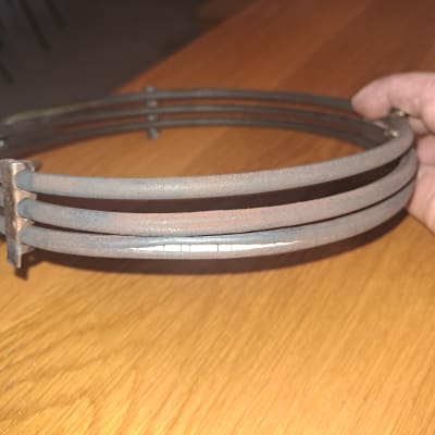 חלק מתכת עגול על שולחן עץ