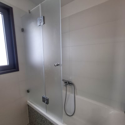 דלת זכוכית למקלחת עם ברז ומקלחת יד