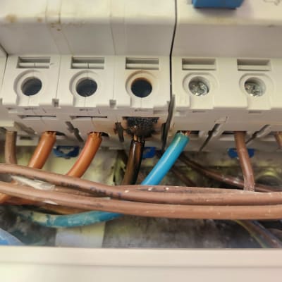 חוטים חשמליים מחוברים למפסק עם סימני שריפה