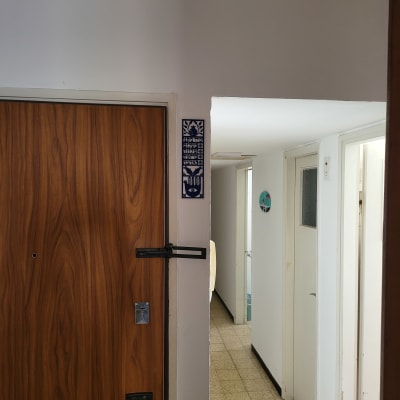 דלת עץ עם מנעול ובריח מתכת