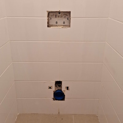 קיר עם חור לצנרת, אריחים לבנים