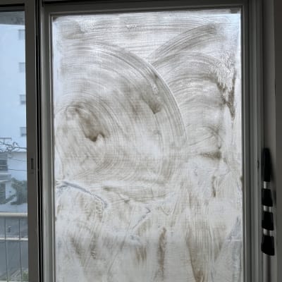 חלון מלוכלך עם סימני ניקוי