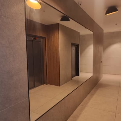 מראה גדולה על קיר במסדרון מודרני