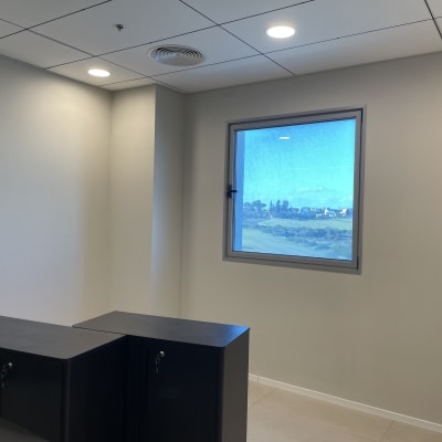 קיר צבוע עם חלון ותקרה מוארת