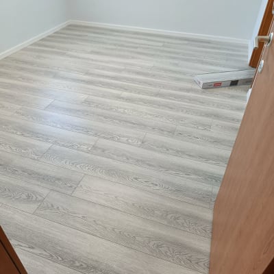 רצפת פרקט עץ בהירה בחדר ריק