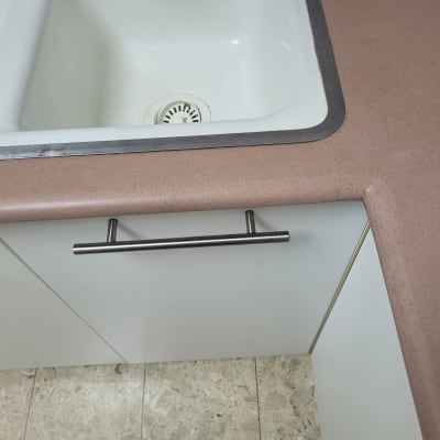 כיור מטבח עם משטח עבודה וידית מתכת