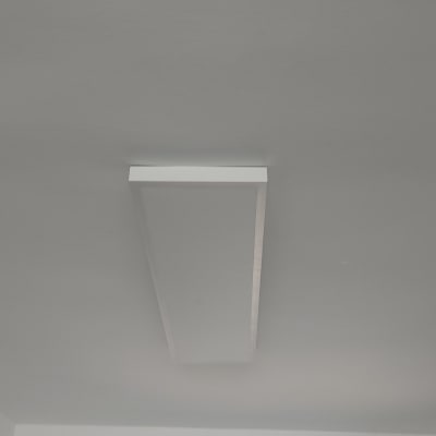 תאורת תקרה מלבנית מותקנת על תקרה לבנה