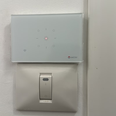 מתג חכם ומפסק חשמל על קיר לבן