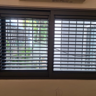 חלון אלומיניום עם תריסים פתוחים