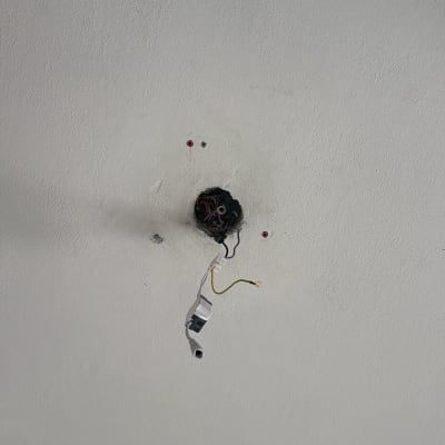 חוטי חשמל יוצאים מתקרה לבנה