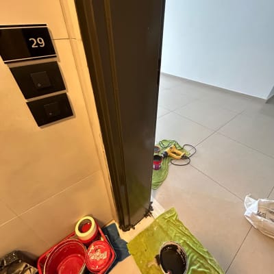 כלי צבע, מברשת ורולר על הרצפה