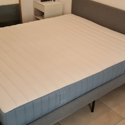 מיטה עם מזרן בחדר שינה