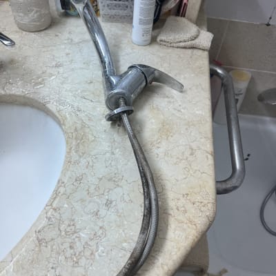 ברז מנותק עם צינור גמיש על כיור