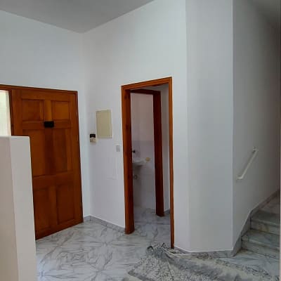 פח צבע שחור על רצפה מכוסה בניילון