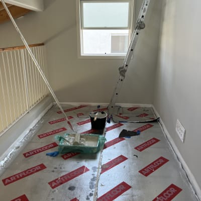 חדר בשיפוץ עם סולם, כיסוי רצפה וכלי עבודה