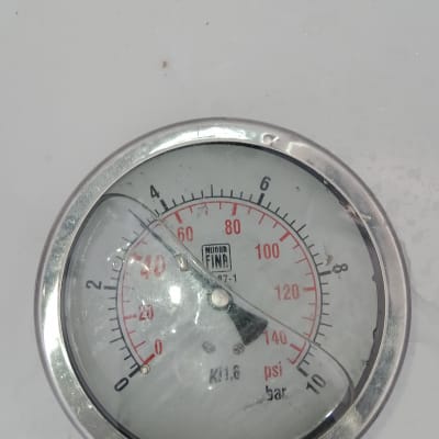 מד לחץ מים עם חוגה ומחוגה