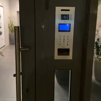 פאנל אינטרקום וקודן משולב מצלמה המותקן בדלת כניסה לבניין