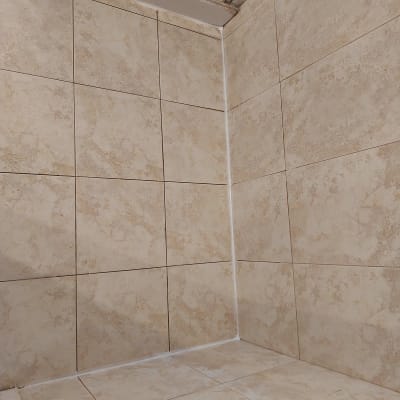 קירות אריחים עם איטום בפינות