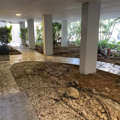 שביל אבן עם חצץ וצינורות השקיה