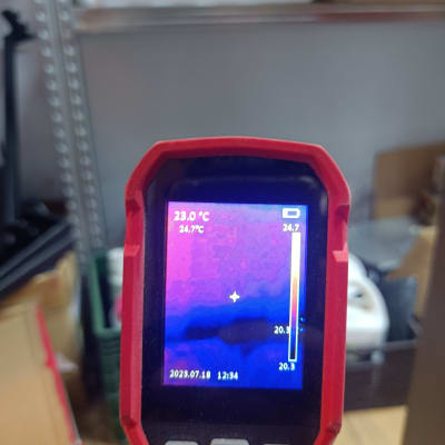 מד חום אינפרא אדום מציג טמפרטורה