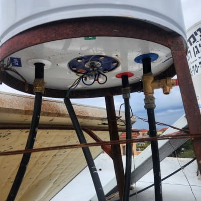 חיבורים חשמליים לדוד שמש על גג