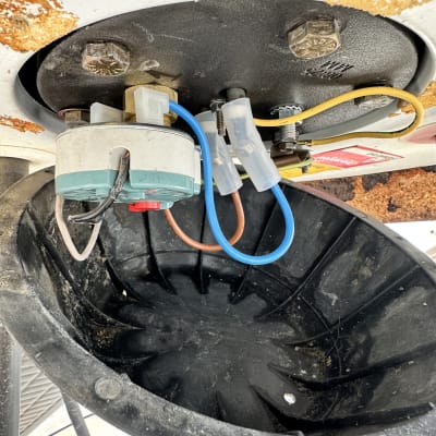 חיווט חשמלי עם חוטים וצינורות צבעוניים