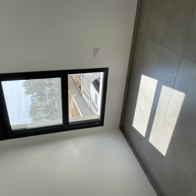 רצפה נקייה עם אור שמש חודר דרך חלון