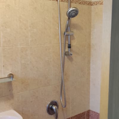 מקלחת עם ראש מקלחת וצינור מתכת