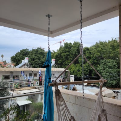 שרשראות מתכת תלויות מהתקרה עם ערסלים