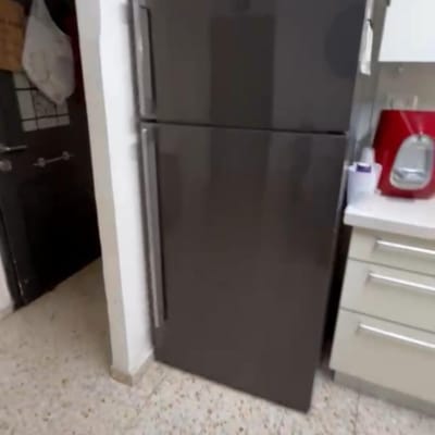 מקרר במטבח עם קופסאות עליונות
