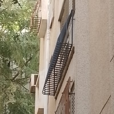 סורגים שחורים על חלונות בניין