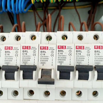 לוח חשמל עם מפסקים וחוטים צבעוניים