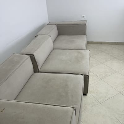 ספה נקייה בחדר עם רצפת אריחים