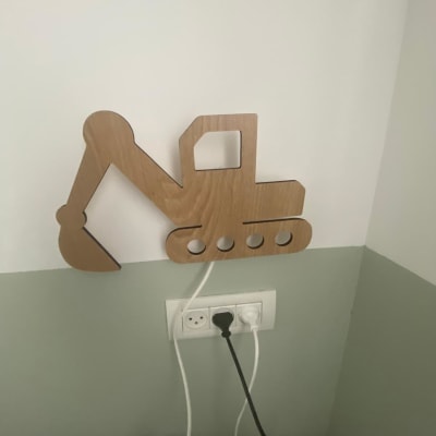 שקעי חשמל עם כבלים מחוברים לקיר