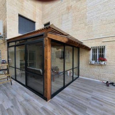 מסגרת אלומיניום שחורה עם חלונות זכוכית