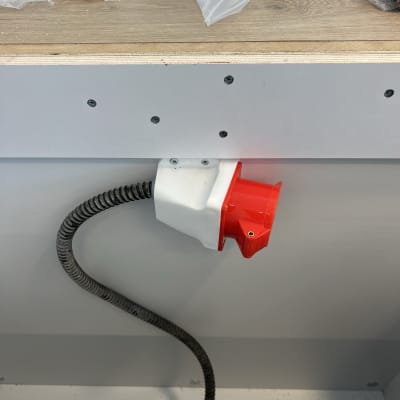 שקע חשמלי אדום עם כבל גמיש מחובר