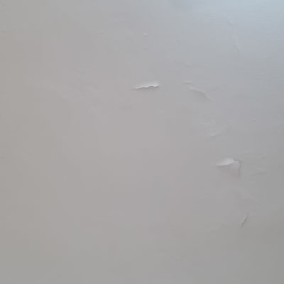 קיר עם קילופי צבע קטנים