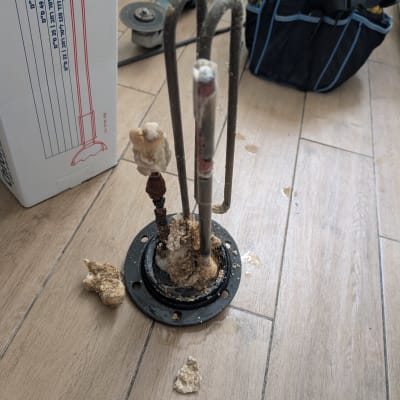 חלקי דוד שמש וכלי עבודה על רצפה