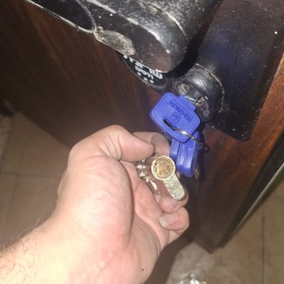 החלפת צילינדר ישן בצילינדר חדש בדלת כניסה
