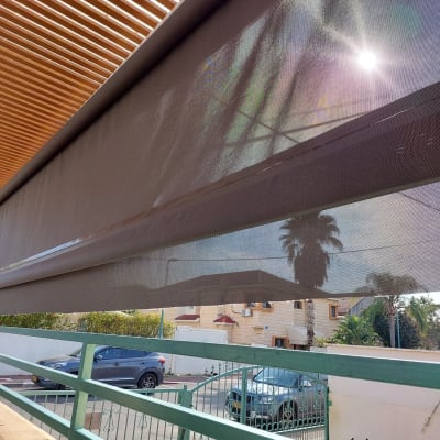 סוכך בד כהה עם קרני שמש חודרות