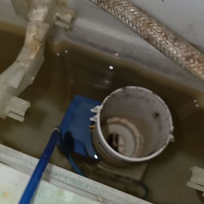 תמונה של פנים מיכל אסלה עם צינור ומים