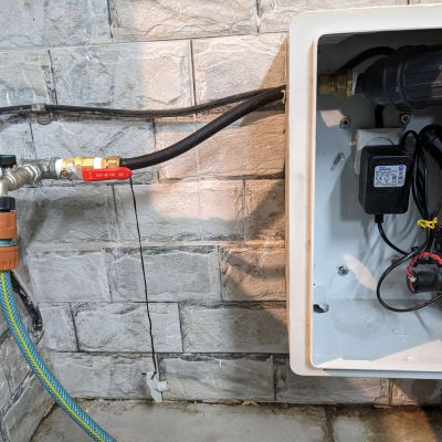 צינור מים עם ברז, מחבר וארון חשמל פתוח